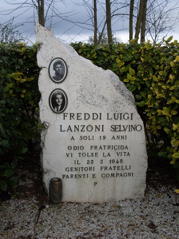Monumento commemorativo dedicato a Freddi e Lanzoni, onora la memoria dei giovani vittime del conflitto.