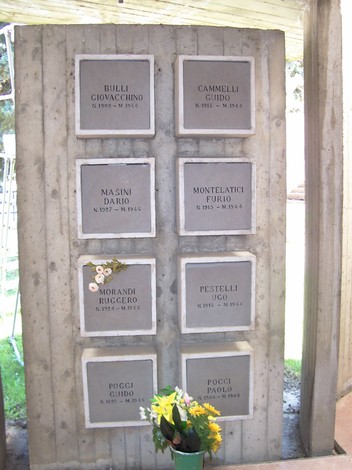 Sacrario dei caduti di Pontassieve, monumento commemorativo con nomi dei caduti in guerra e fiori in omaggio.