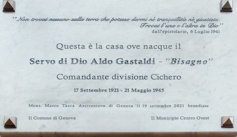 Lapide commemorativa di Aldo Gastaldi, situata nella sua casa natale a Genova, con data di nascita e morte.