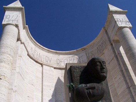 Memoriale del 363° reggimento di fanteria americana, dedicato ai caduti, con scultura e colonne in pietra.