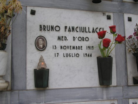 Sepolcro di Bruno Fanciullacci, Medaglia d'Oro, con rose rosse e decorazioni commemorative.