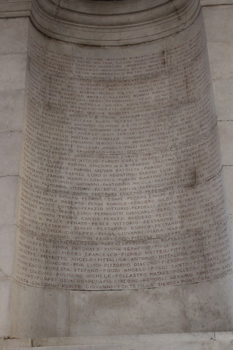 Dettaglio del "Sacrario del Ponte Monumentale" con iscrizioni commemorative sulla parete.