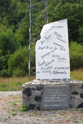 Monumento dedicato ai partigiani di Valmozzola, in memoria della resistenza e del sacrificio durante la guerra.