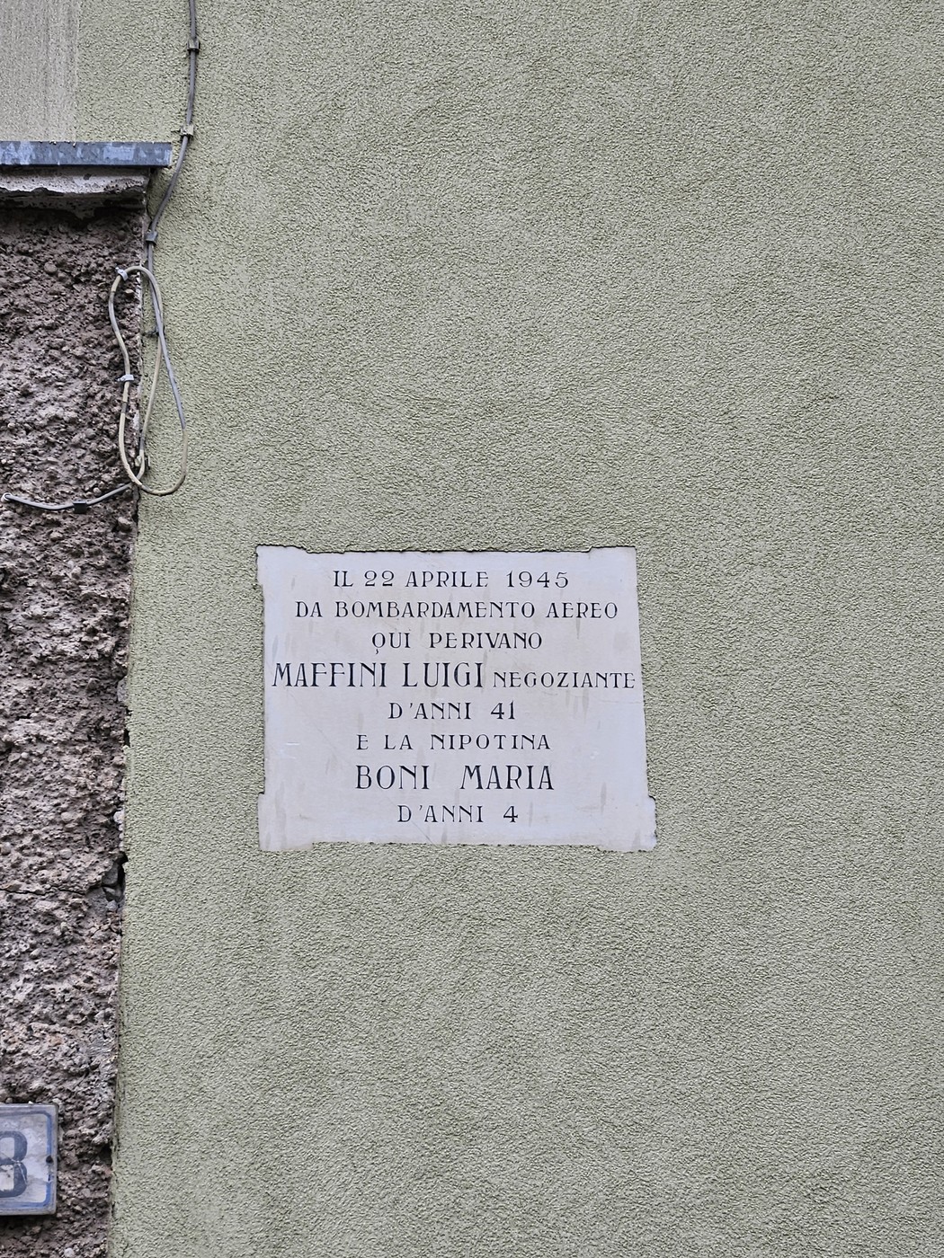 Lapide commemorativa che ricorda le vittime del bombardamento aereo del 22 aprile 1945.