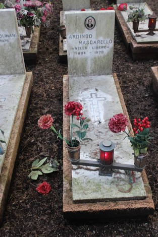 Tombe perpetue con lapidi e fiori commemorativi in un cimitero, dedicate ai caduti per la Libertà.
