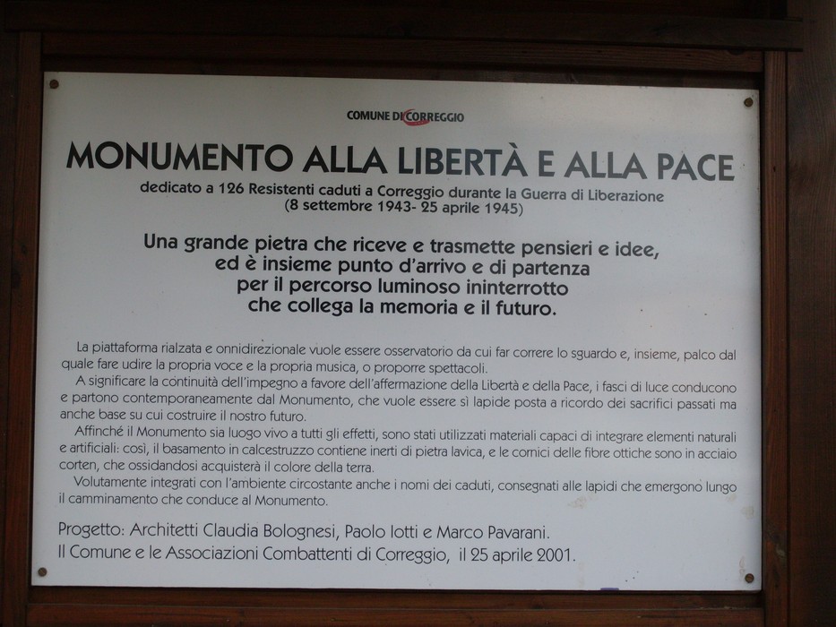 Monumento alla Libertà e alla Pace, composto da una grande pietra che simboleggia pensieri e ideali di libertà.