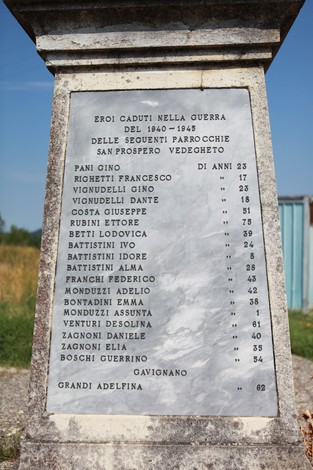 Monumento commemorativo con iscrizioni in onore degli eroi caduti nella guerra 1940-1945 a San Prospero, Vedelago.