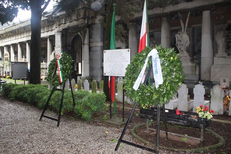 Tombe perpetue con corone d'alloro in onore dei caduti per la Libertà, immerse in un'atmosfera di ricordo e rispetto.