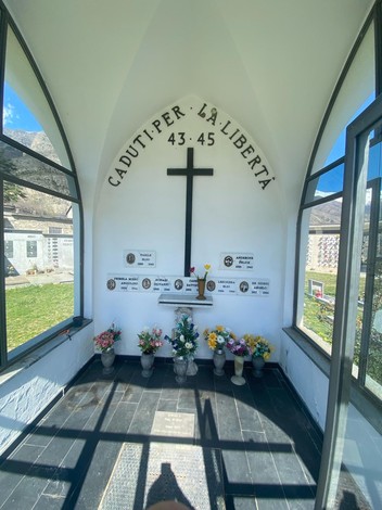 Cappella dedicata ai caduti per la libertà, con fiori e commemorazioni in un ambiente solenne.