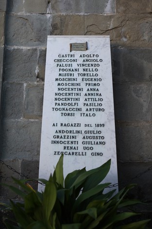 Monumento in memoria dei caduti di Tosi, dedicato ai soldati del 1899. Riconoscimento e onore ai defunti.