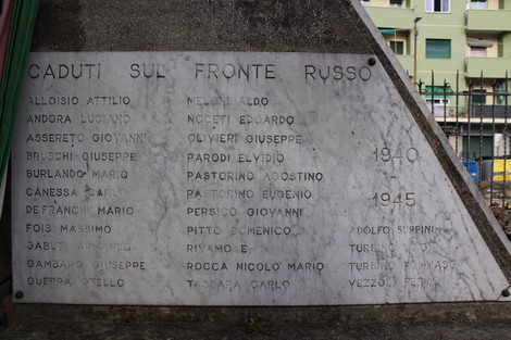 Monumento ai caduti di Quezzi, dedicato alla memoria dei soldati. Lato in pietra con nomi incisi.