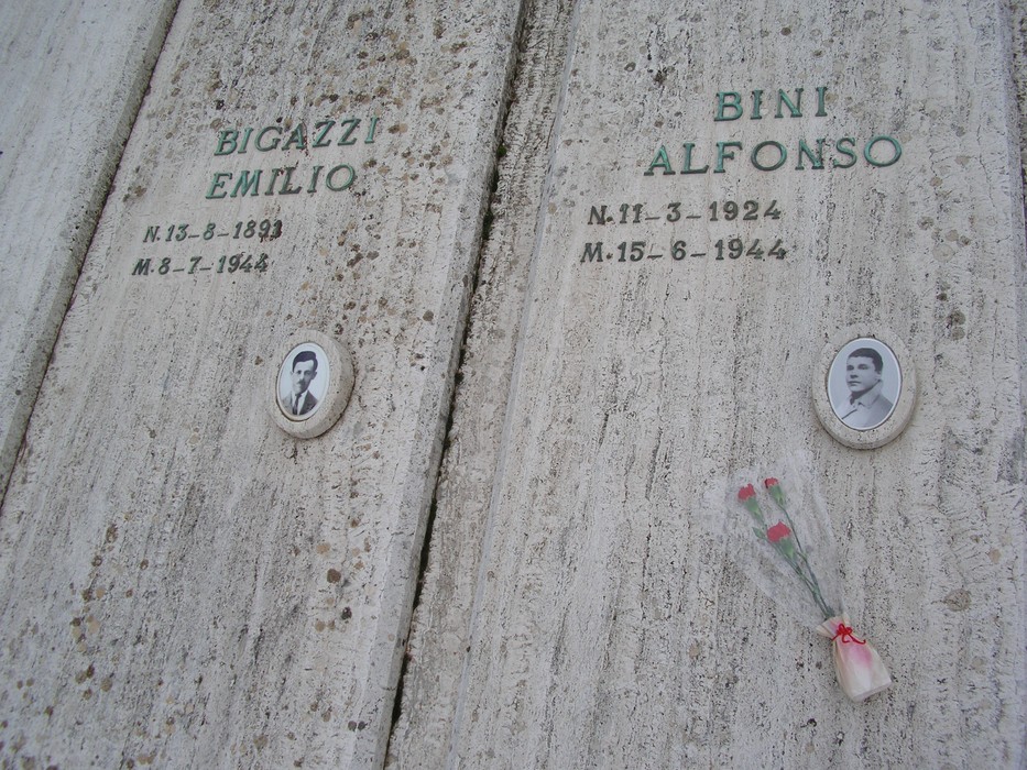Memoriale dedicato ai caduti di San Gimignano, con foto e nomi dei combattenti. Un tributo alla loro memoria.