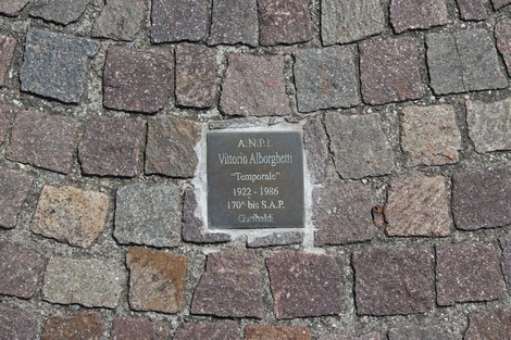 Pietre d'inciampo dedicate ai partigiani, commemorazione di Vittorio Alborghetti.