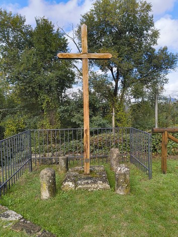 Rovine di San Martino: croce di legno circondata da antichi massi in un contesto naturale suggestivo.