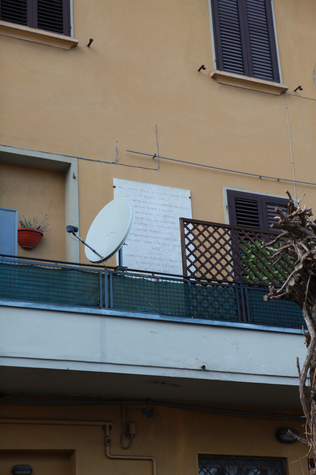 Lapide commemorativa situata su un edificio, dedicata al bombardamento del 17 luglio 1943.
