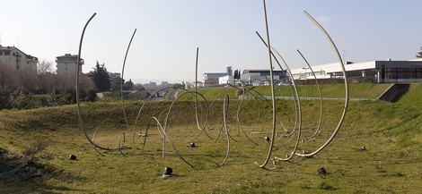Monumento commemorativo in ricordo dell'eccidio del podere La Rossa, simbolo di memoria e resilienza.