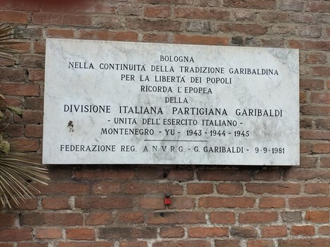 Lapide commemorativa della Divisione Garibaldi a Bologna, dedicata alla libertà dei popoli e all'unità italiana.