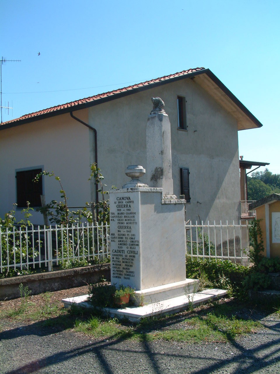 Monumento dedicato ai caduti di Canova, situato in un contesto tranquillo e commemorativo.