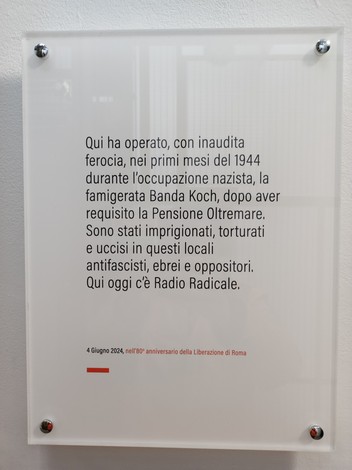 Targa commemorativa sulla Pensione Oltremare e i crimini nazisti durante il 1944.