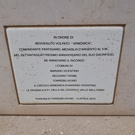 Lapide commemorativa dedicata a Benvenuto Volpato, situata a Torrebelvicino, in memoria del suo sacrificio.
