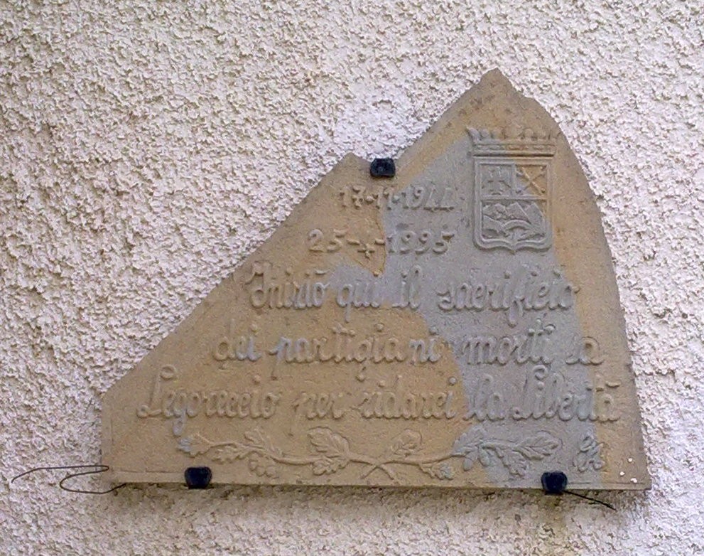 Lapide commemorativa per i partigiani caduti a Legoreccio, in memoria del loro sacrificio per la libertà.
