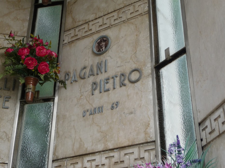 Sacrario ai caduti partigiani con nome e fiori in memoria dei caduti, a testimonianza della storia e del sacrificio.