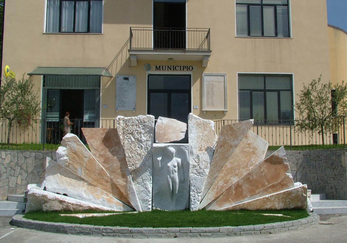 Scalinata monumentale dedicata alle donne della Resistenza, simbolo di forza e speranza.