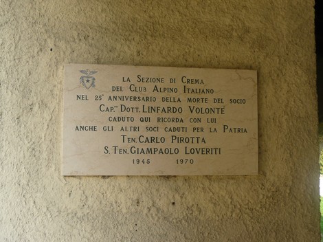Il Tempio ai Dodici Martiri è un monumento commemorativo circondato da vegetazione e con architettura sobria.