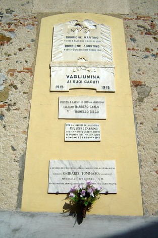 Lapide commemorativa dedicata ai caduti di Cabrino, con nomi e date della Grande Guerra.