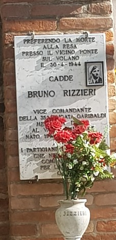 Monumento in memoria di Bruno Rizzieri, caduto il 30 aprile 1944, con fiori in un vaso.