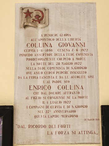 Lapide commemorativa dedicata a Giovanni Colina e Enrico Colina, situata in un ambiente pubblico.