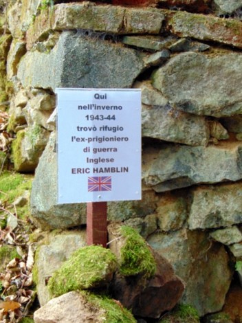Targa commemorativa che segnala il rifugio di un ex-prigioniero di guerra inglese durante l'inverno 1943-44.