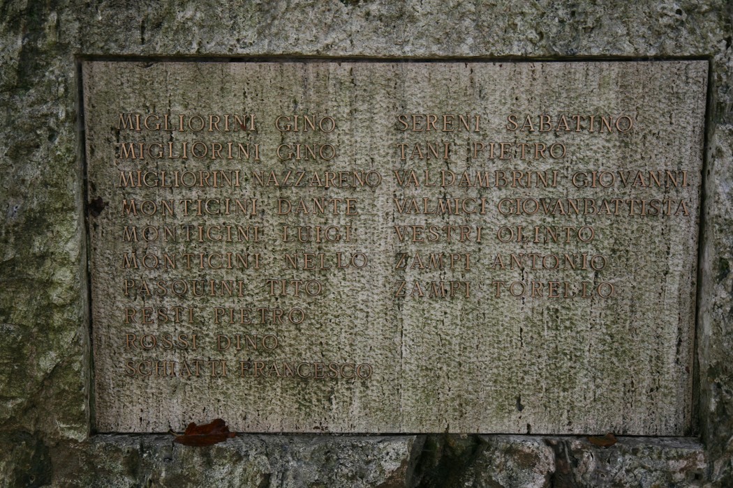 Monumento commemorativo dedicato ai caduti di Ambra, con incisi i nomi dei soldati.