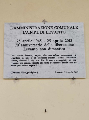 Lapide commemorativa per il 70° anniversario della Liberazione a Levanto, con messaggi di memoria e speranza.