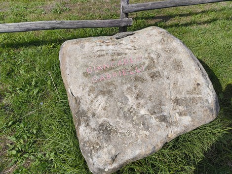 Monumento ai partigiani caduti a Monte Sabbiuno, simbolo di commemorazione e resistenza.