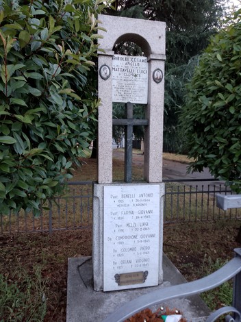 Monumento commemorativo ai partigiani e deportati, con iscrizioni e simboli di memoria storica.
