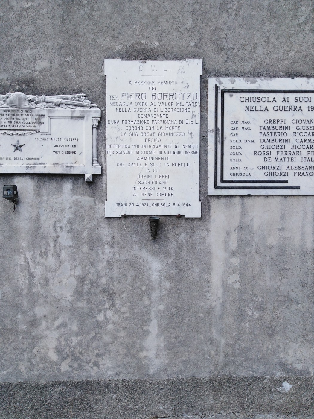 Lapide dedicata a Piero Borrotzu, memoriale di commemorazione in onore del suo sacrificio.