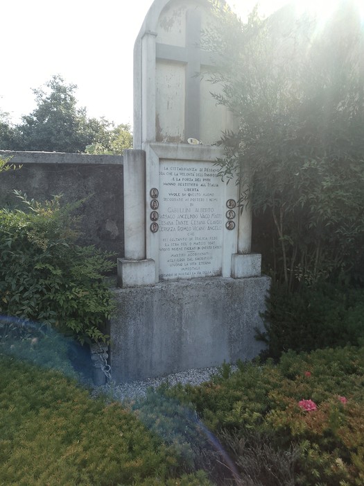 Monumento ai Martiri di Pessano con Bornago, commemorazione circondata da verde e fiori.