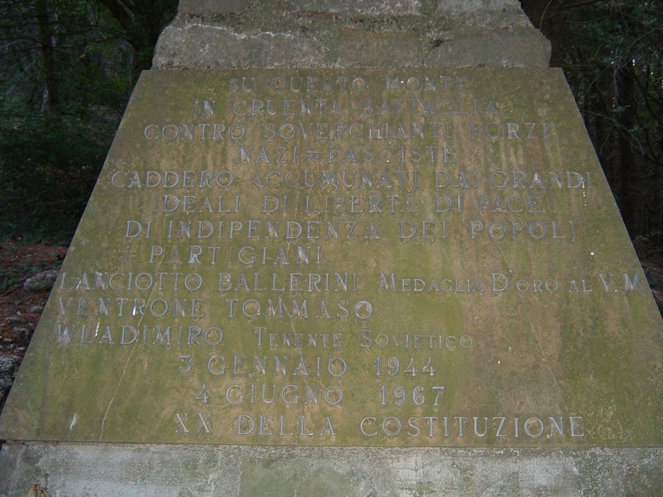Monumento della Battaglia di Valibona, commemorazione dei caduti e dei valori di libertà e giustizia.