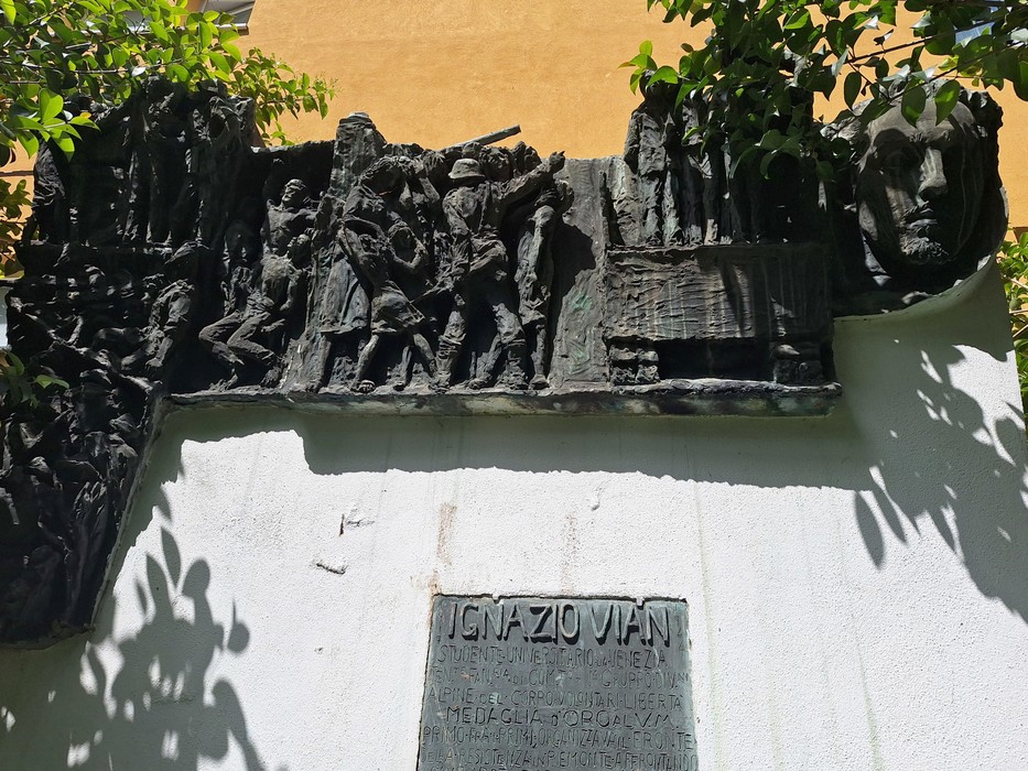 Monumento a Vian, opera scultorea raffigurante eventi storici e figure emblematiche del passato.