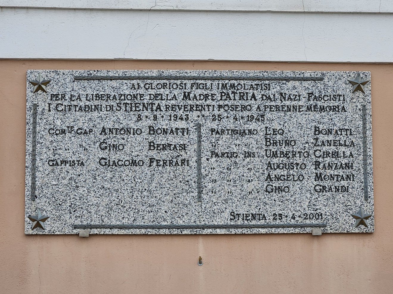 Lapide commemorativa dedicata ai caduti per la liberazione dalla occupazione nazifascista.