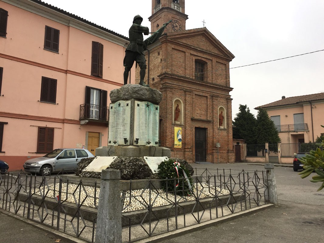 Monumento ai caduti di Pieve Albignola, dedicato ai soldati defunti in guerra, situato nella piazza principale.