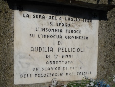 Lapide commemorativa dedicata ad Audilia Pellicioli, giovane vittima della violenza nazifascista nel 1944.