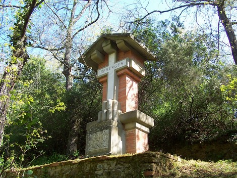 Tabernacolo a Carletti, struttura monumentale immersa nella natura, circondata da verde e alberi.