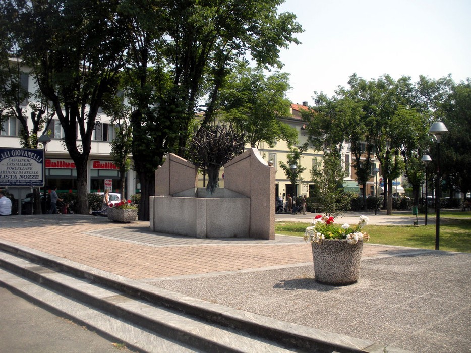 Monumento alla Resistenza: un omaggio ai valorosi combattenti, immerso nel verde e nella tranquillità urbana.