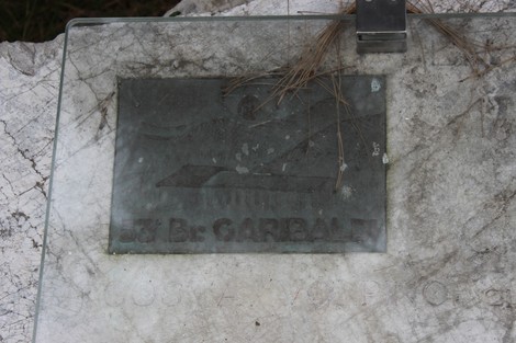 Monumento a Caslini, dedicato alla memoria con iscrizioni commemorative e un design semplice ma significativo.