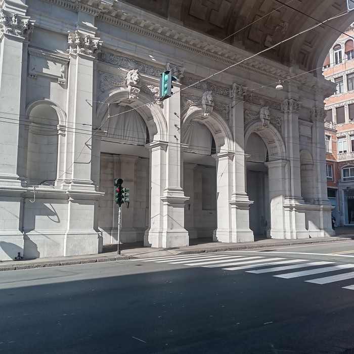 Sacrario del Ponte Monumentale, struttura architettonica con archi e dettagli ornamentali, situato in un contesto urbano.