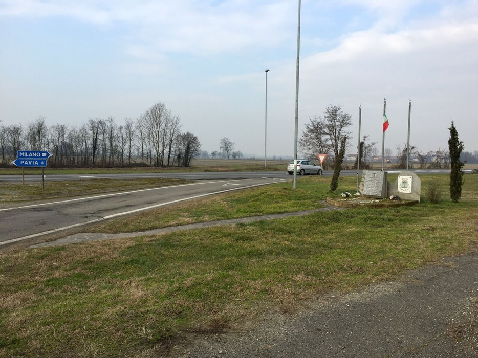 Monumento dedicato alle vittime dell'eccidio sulla Vigentina, situato lungo la strada tra Milano e Pavia.