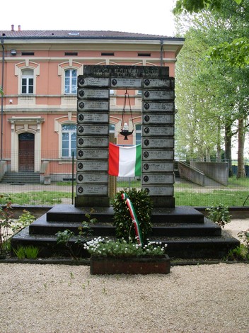 Monumento ai Caduti di San Giovanni, onore ai soldati che hanno sacrificato la vita per la patria.