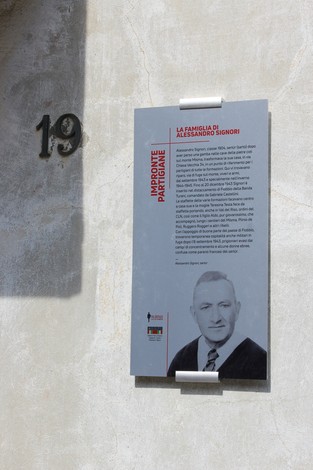 Impronta partigiana a Signori, commemorazione della famiglia di Alessandro Signori con un pannello illustrativo.